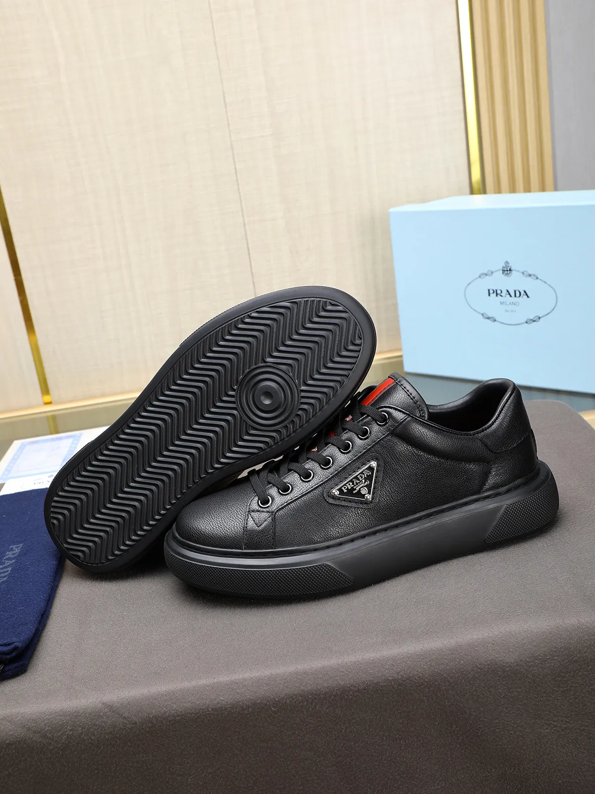 Men's shoes 💰460 Prada/Prada Men's new casual shoes, this upper is made of imported calfskin + sheep lining! The outside is decorated with the P family's classic metal triangle enamel logo, and the outsole is made of non-slip sports foam ultra-light outsole, which feels good on the feet and is a fashionable and fashionable item!  Size: 38-44 (45 customized)